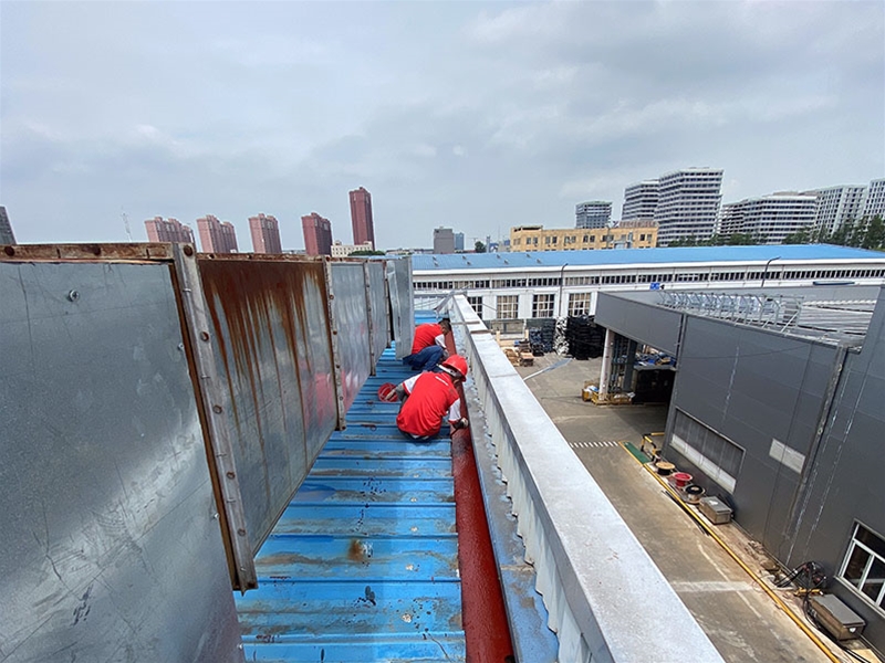 屋面天溝刷防銹漆